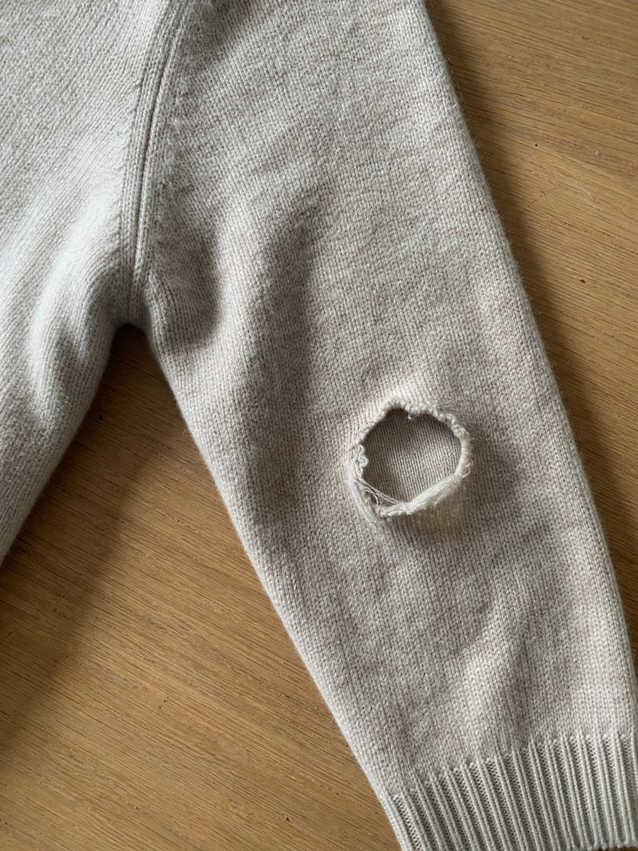 Pull troué au coude