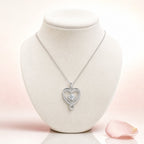 Collier Cœur Éternel sur buste en velours ivoire