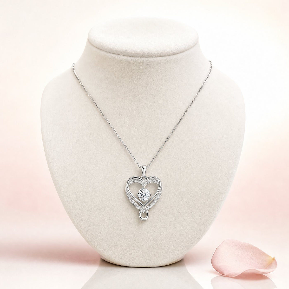 Collier Cœur Éternel sur buste en velours ivoire