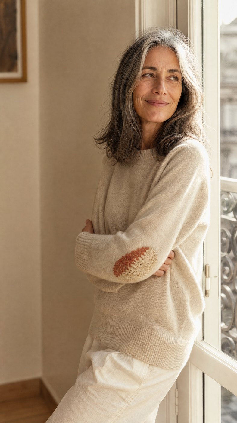 Femme qui porte son pull reprisé